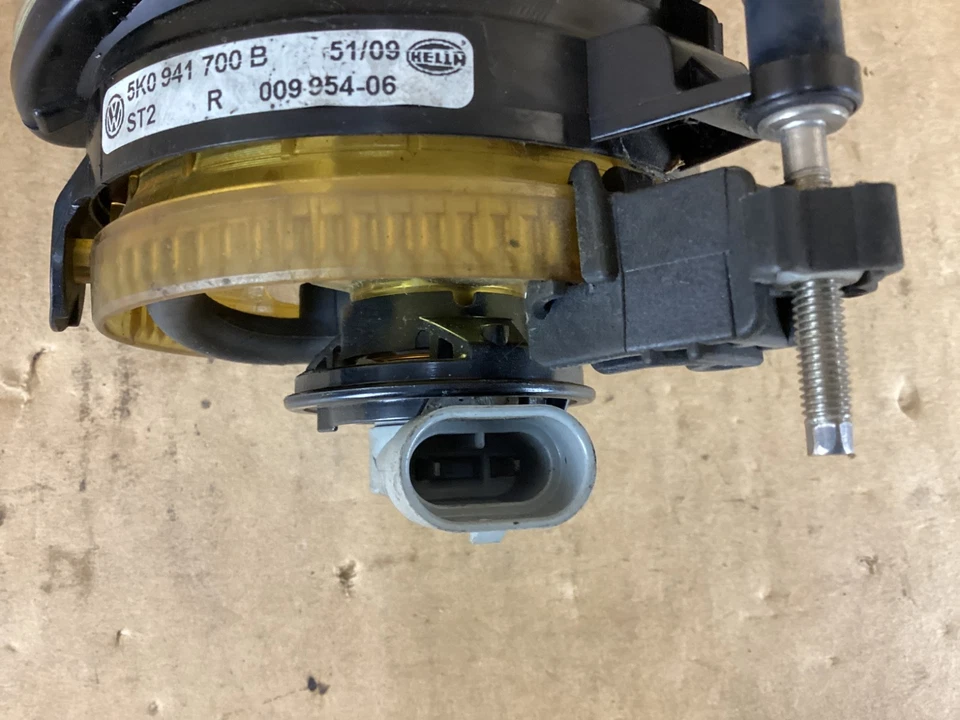 Противотуманные фары передние правые со стороны пассажира 2010 - 2013 Volkswagen Golf GTI 5K0941700B - Изображение 3 из 4