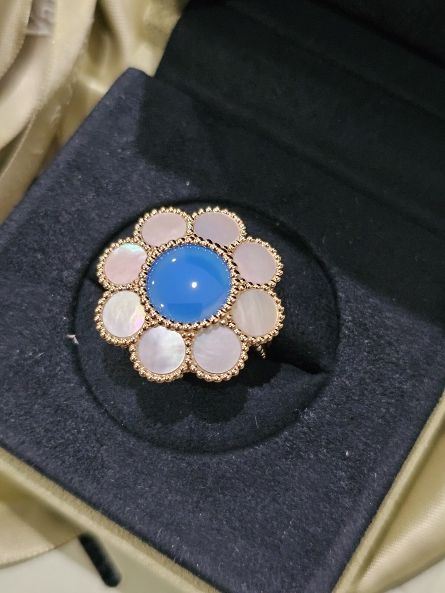 Van Cleef & Arpels Ring 18K Gold, Agate Mother of Pearl Size Van Cleef & Arpels Ring 18K Gold, Agate Mother of Pearl Size