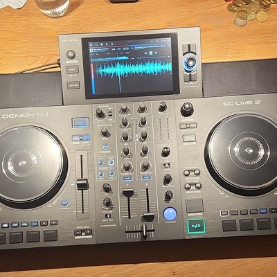 Denon DJ SC Live 2 2-Deck/2-Kanal DJ-Controller mit Display, WLAN, Effekte