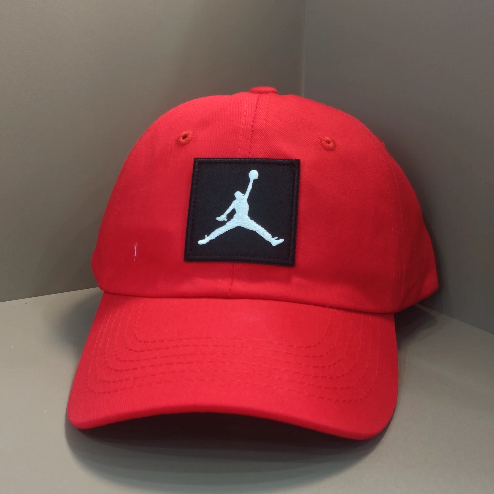 Jordan Unisex Outdoor Sports Baseball Cap with Black Logo and Red Trim Adjustabl
Opens in a new wind