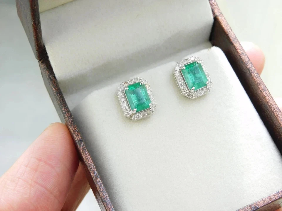 Серьги-гвоздики из белого золота 10 карат с сертифицированным натуральным зеленым изумрудом и бриллиантом 2,20 карата - Изображение 4 из 4