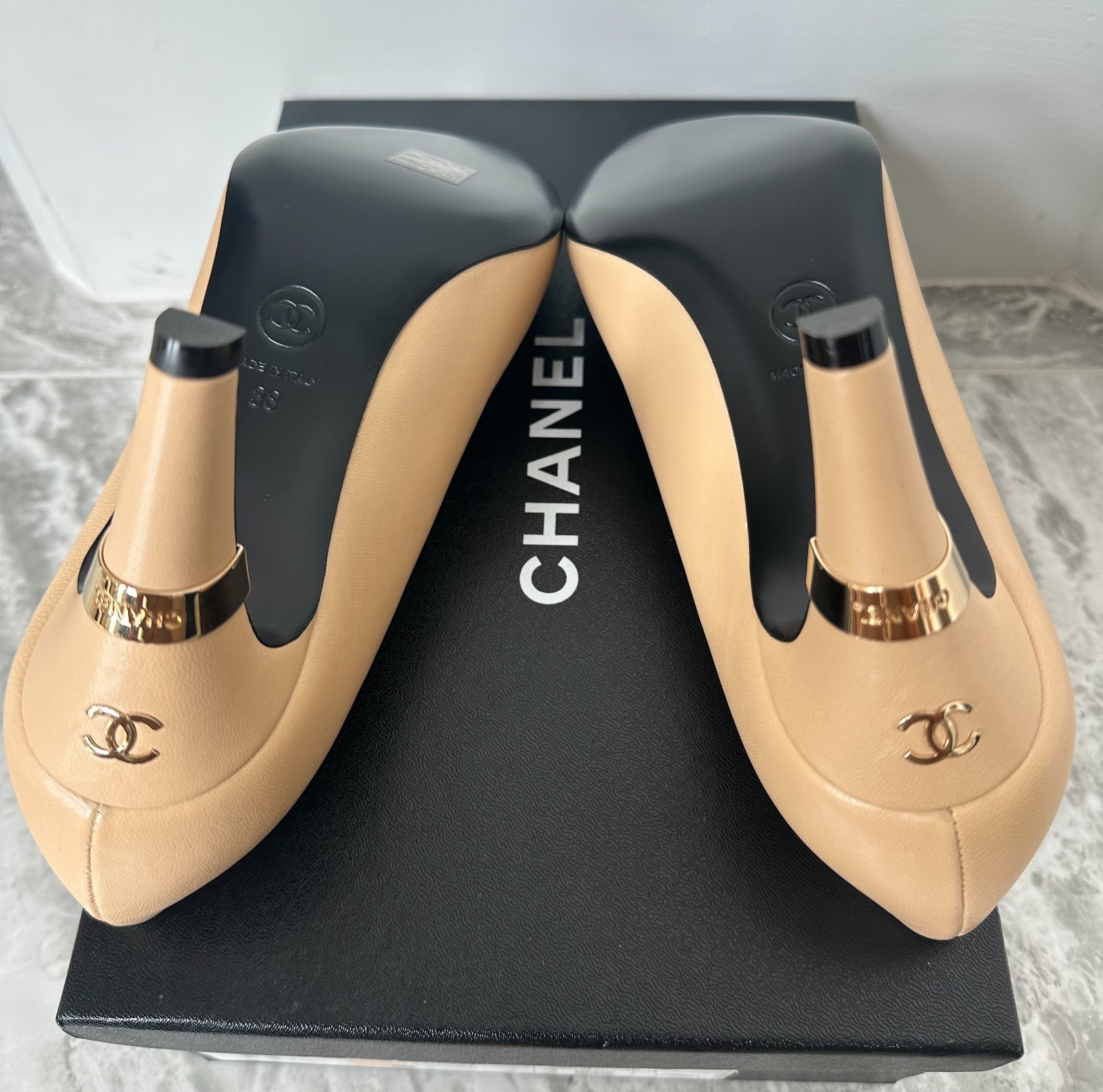 Lambskin Grosgrain Pearl Cap Toe Pumps 38 Beige Black image 9