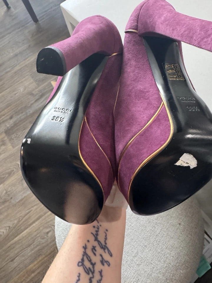 Gucci Mujer Púrpura Gamuza Peep-Toe Tacones con Borde Dorado, Talla 38.5 o EE. UU. 8.5 Foto 3 de 4
