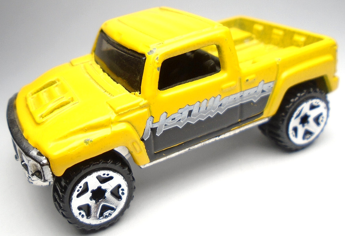 2006 HOT WHEELS HUMMER H3T CONCEPT YELLOW 1:64 DIECAST 2 1/2" CAR W BLACK & GRAY