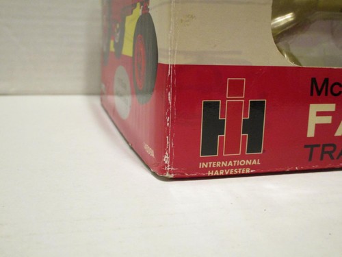 Ertl IH McCormick Farmall 460 Tractor Comfort Cover Blade Chains 1/16 BOX ISSUES - Picture 6 of 12