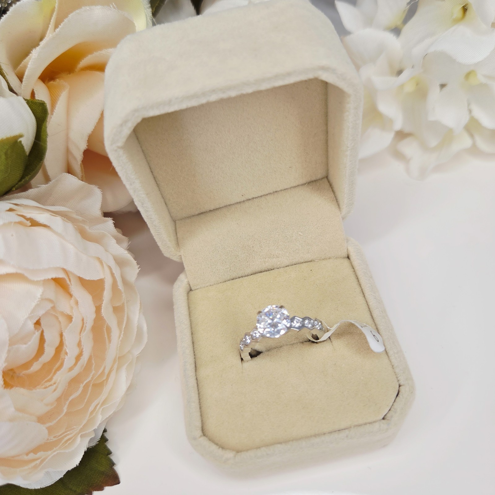 Bague ajustable en acier avec zircon rond le cadeau idéal en coffret luxe