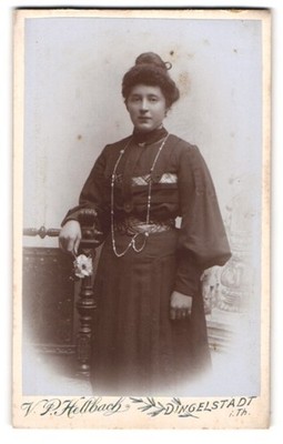 Fotografie V. P. Hellbach, Dingelstädt i. Thg., Riethstieg, Junge Dame im modis 