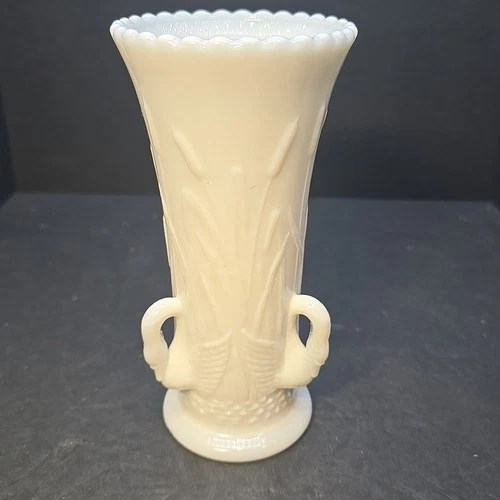 VTG WESTMORELAND  SWAN & CATTAILS  DESIGN WHITE MILK GLASS VASE 6 1/2" EUC