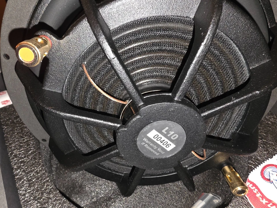 Subwoofer de montaje poco profundo Illusion Audio Luccent L10 10" 250 W RMS - 0,5-0,75 pies3 Foto 3 de 4