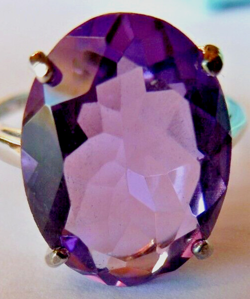 Bague améthyste naturelle ajustable en argent contre les doigts gonflés