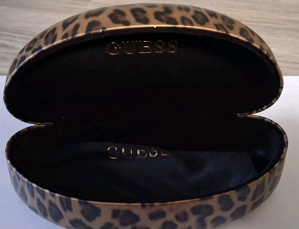 "Estuche duro para gafas de sol Guess con estampado animal con cubierta de tela usado en excelente estado 6,5 x 2,5""" Foto 2 de 4