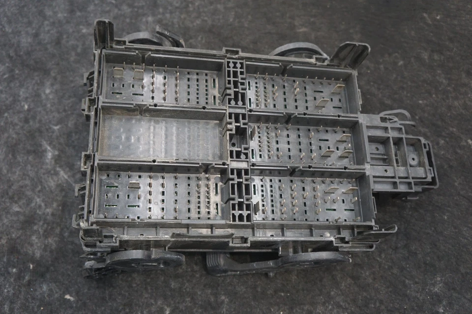 Engine Fuse Box Block Relay Junction Box 23143474 Chevrolet Silverado 3500 15-19 - Image 4 of 4