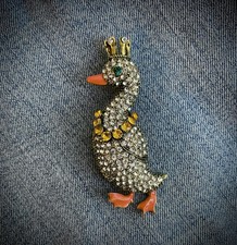 Brosche Anstecknadel Emaille Gans mit Krone und Halskette Ostern Comic-Stil 