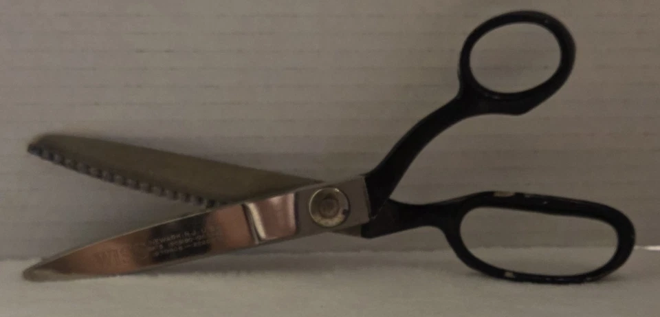 VINTAGE WISS 9" Pinking Shears - Newark, N.J. - Four Patents Noted On Blade - Image 3 of 4