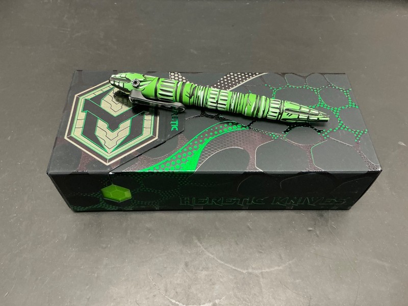 Heretic Knives Pen Thoth TOXIC GREEN Cel Shading H038-CS-TX