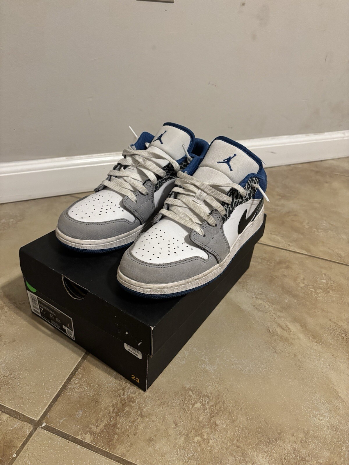 Air Jordan 1 Low SE Grade School Size 7 Sneakers