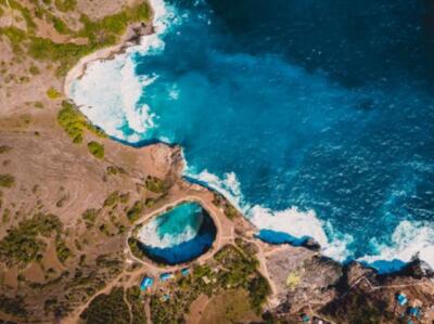 Wandbild: Manta Bay auf Nusa Penida Island. Luftdrohne -Aussicht mit [...]