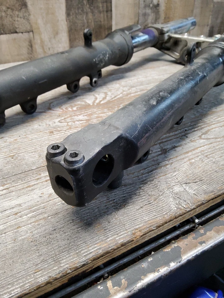 2008 08 06-09 Yamaha YZF-R6S R6S garfos dianteiros tubos de suspensão dobrados  - Imagem 2 de 4