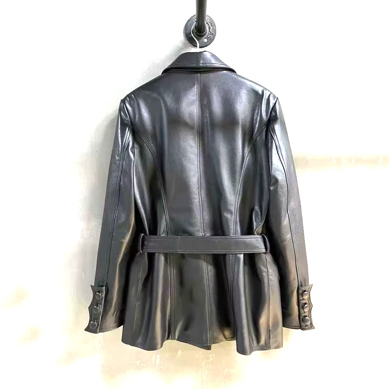 Gabardina corta con cinturón para mujer Chaqueta con botones de cuero negro Prendas exteriores de moda Foto 2 de 3