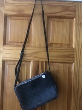 Nine West Women's Black Shoulder Purse/Wristlet Lining 4 Inside Pockets