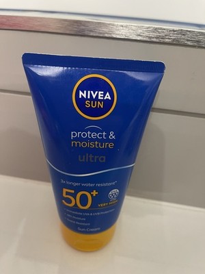 NIVEA SUN Protect & Moisture Ultra Sonnencreme Lotion LSF 50+ (150ml), Wasserre...