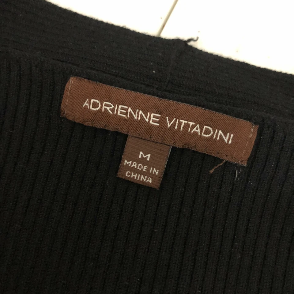 Top de mujer Adrienne Vittadini tejido acanalado cuello en V torcido manga corta negro talla M Foto 3 de 4