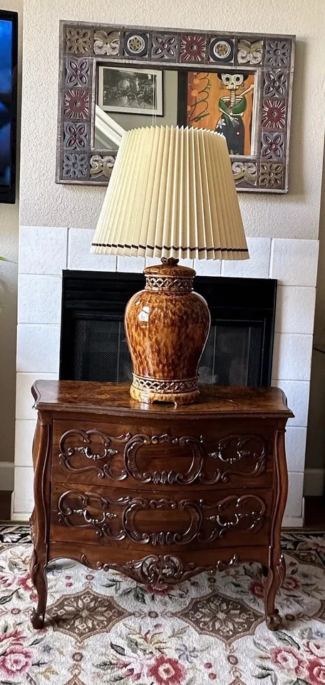 Cómoda italiana Luis XV tallada en nogal o cómoda Bombay Foto 2 de 4