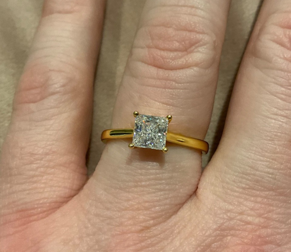 Anillo de compromiso de corte princesa de diamantes creado en laboratorio de 1,0 quilates enchapado en oro de 18 k 925 J