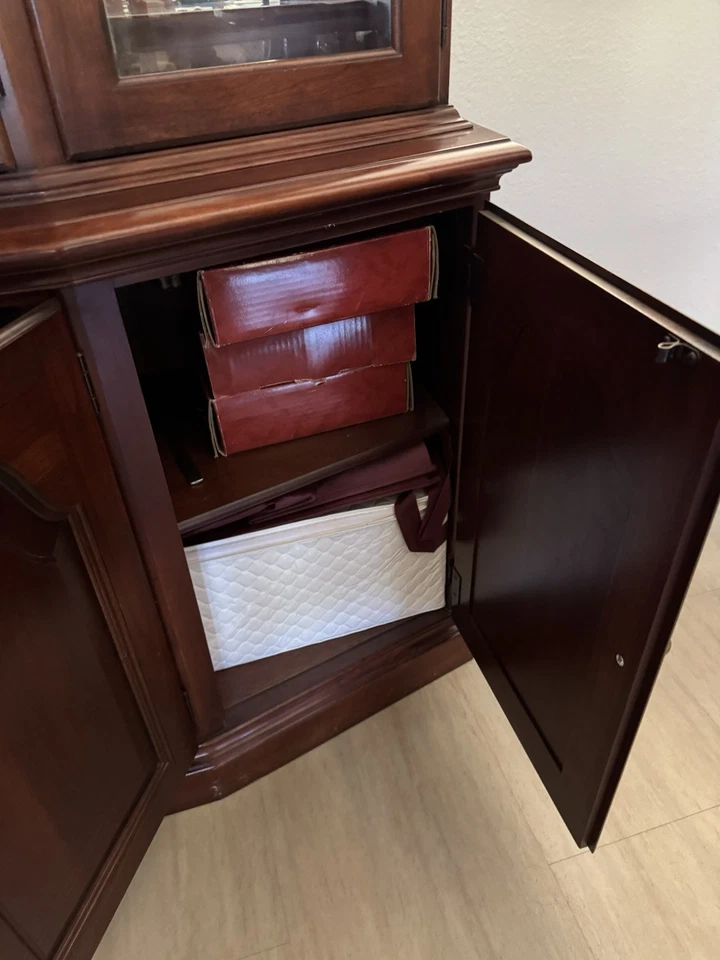 Pennsylvania House Cherry China Cabinet. Two Pieces Very Good Condition. - Image 4 of 4