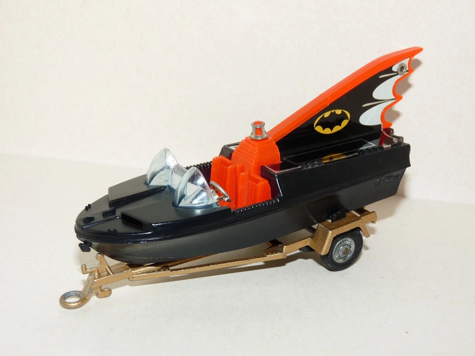 CORGI TOYS 107, BATBOAT TIN FIN, BATMOBILE CORGI, BATMAN ROBIN,CORGI 107 BATBOAT