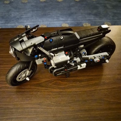 LEGO TECHNIC: The Batman Batcycle (42155)