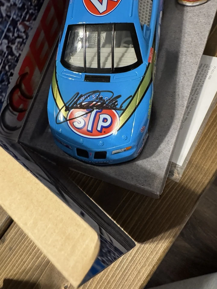 Paquete de 2 autos 1:24 Hot Wheels Racing Nascar John Andretti STP #43 y 1:64 autografiados Foto 2 de 4