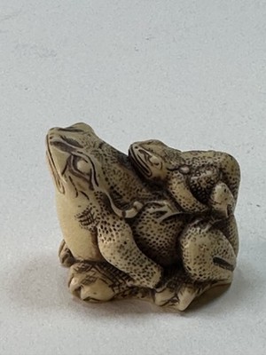 VINTAGE JAPANISCHES HARZ(?) REPRODUKTION VON SHUNGA NETSUKE STIL FIGUR 2 FRÖSCHE