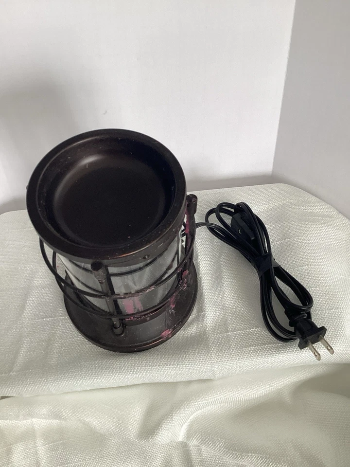 Linterna de metal, estilo antiguo, fusión de cera Foto 2 de 4