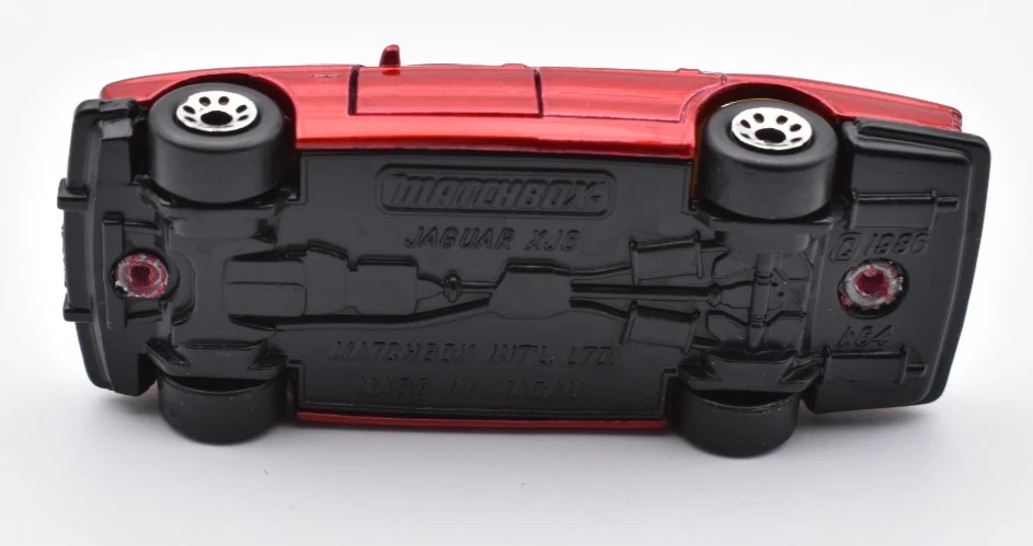 Matchbox Superfast Jaguar XJ6 red. Doors to open. Made in Macau - Image 4 of 4