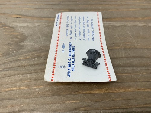 Vintage UAW metallo spilla bavero V-CAP Union Liberty Bell con scheda da esposizione USA - Foto 7 di 12