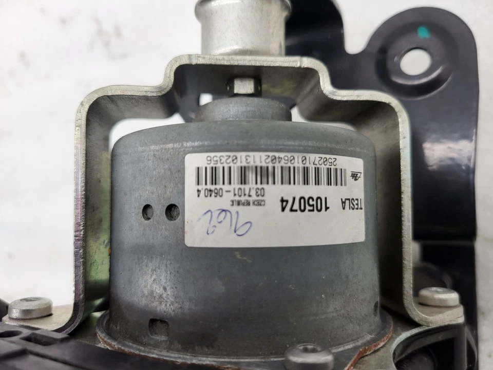 ⭕2012-2015 Tesla Model S Vacuum Pump Brake Servo Booster w/ Bracket 1003439-00-A Foto 3 de 4
