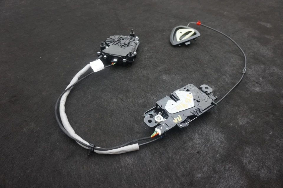 Actuador de cierre de tapa de maletero trasero OEM 51247441014 BMW M550I xDrive G30 2018-23 Foto 3 de 4