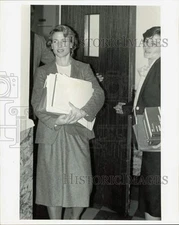 1984 Press Photo Betty Purvis, Assistant County Attorney leaves building