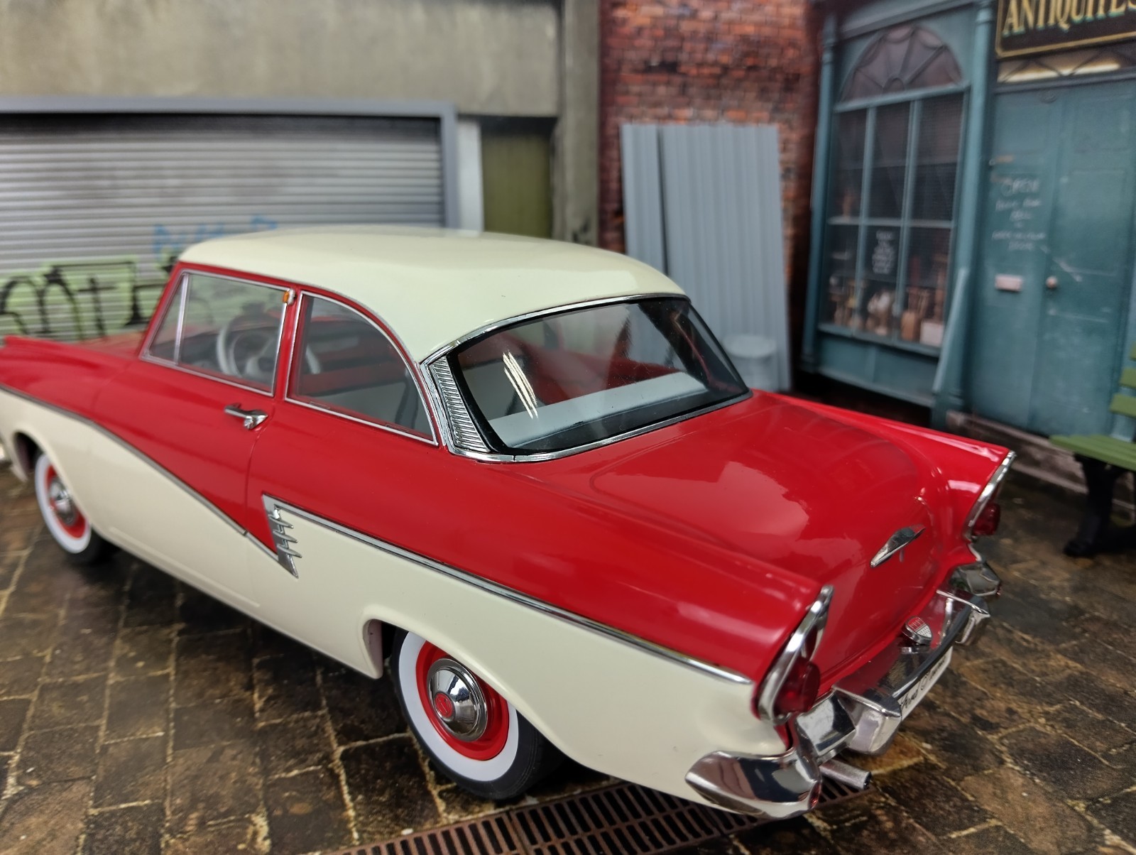 Antique Store & Garage 1:18 Scale Diorama Kit Model Car Display Scene 1/18