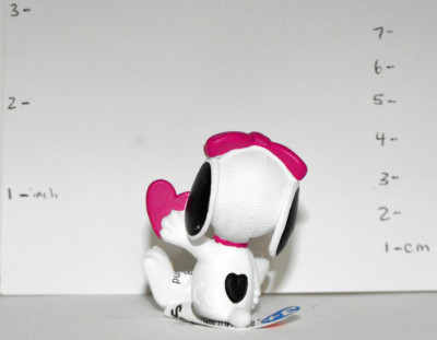 Snoopy's Sister Belle Holding Heart Plastic 2inch Peanuts