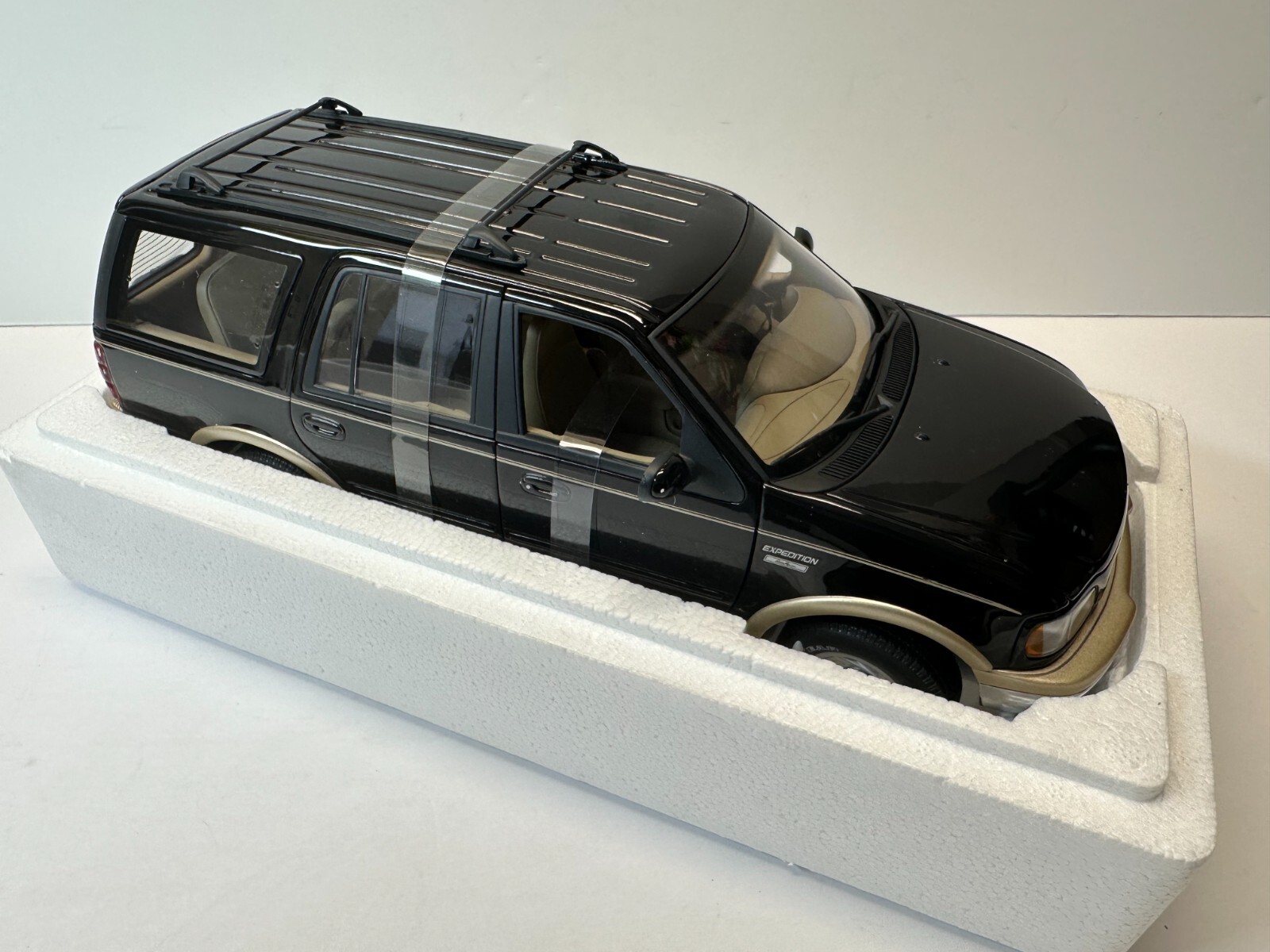 UT Limited 118 Scale 2003 Ford Expedition Eddie Bauer Black Boxed