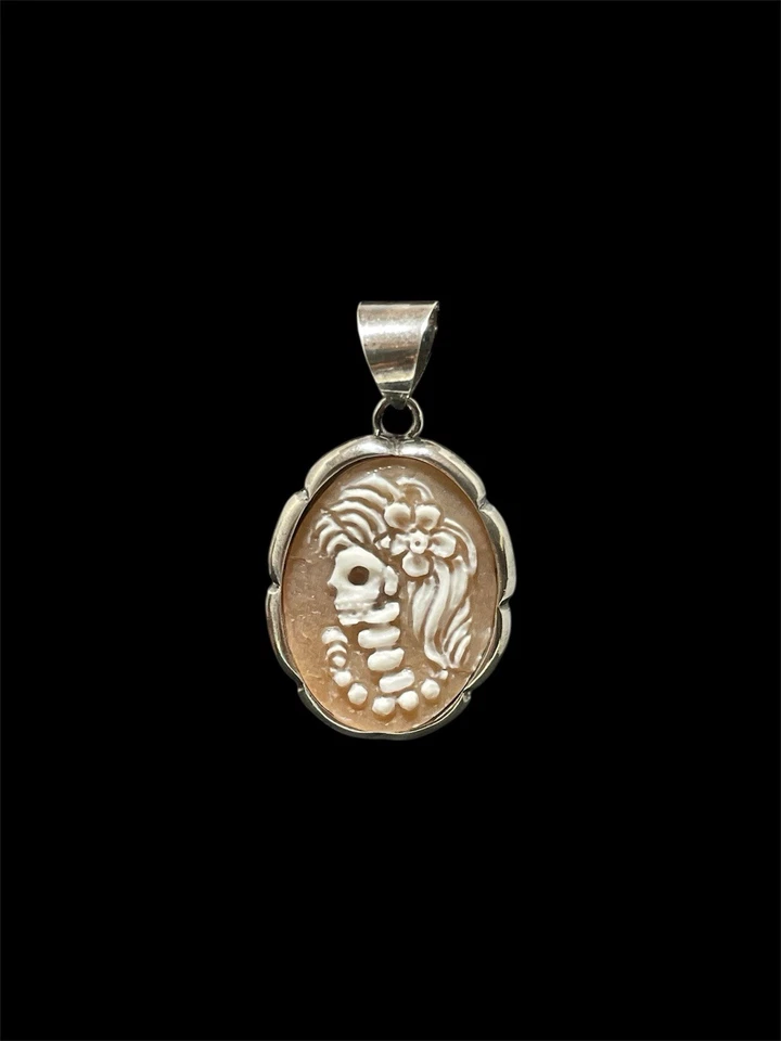 Ciondolo Con Cameo Raffigurante Donna Teschio Realizzato A Mano In Argento - Immagine 2 di 4