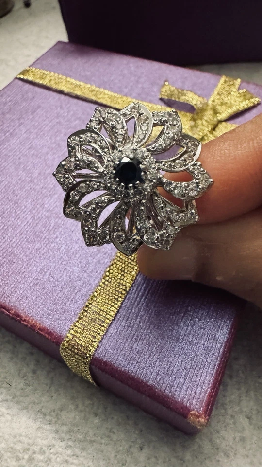 Anillo de astilla de diamantes y zafiros azules naturales Foto 3 de 4