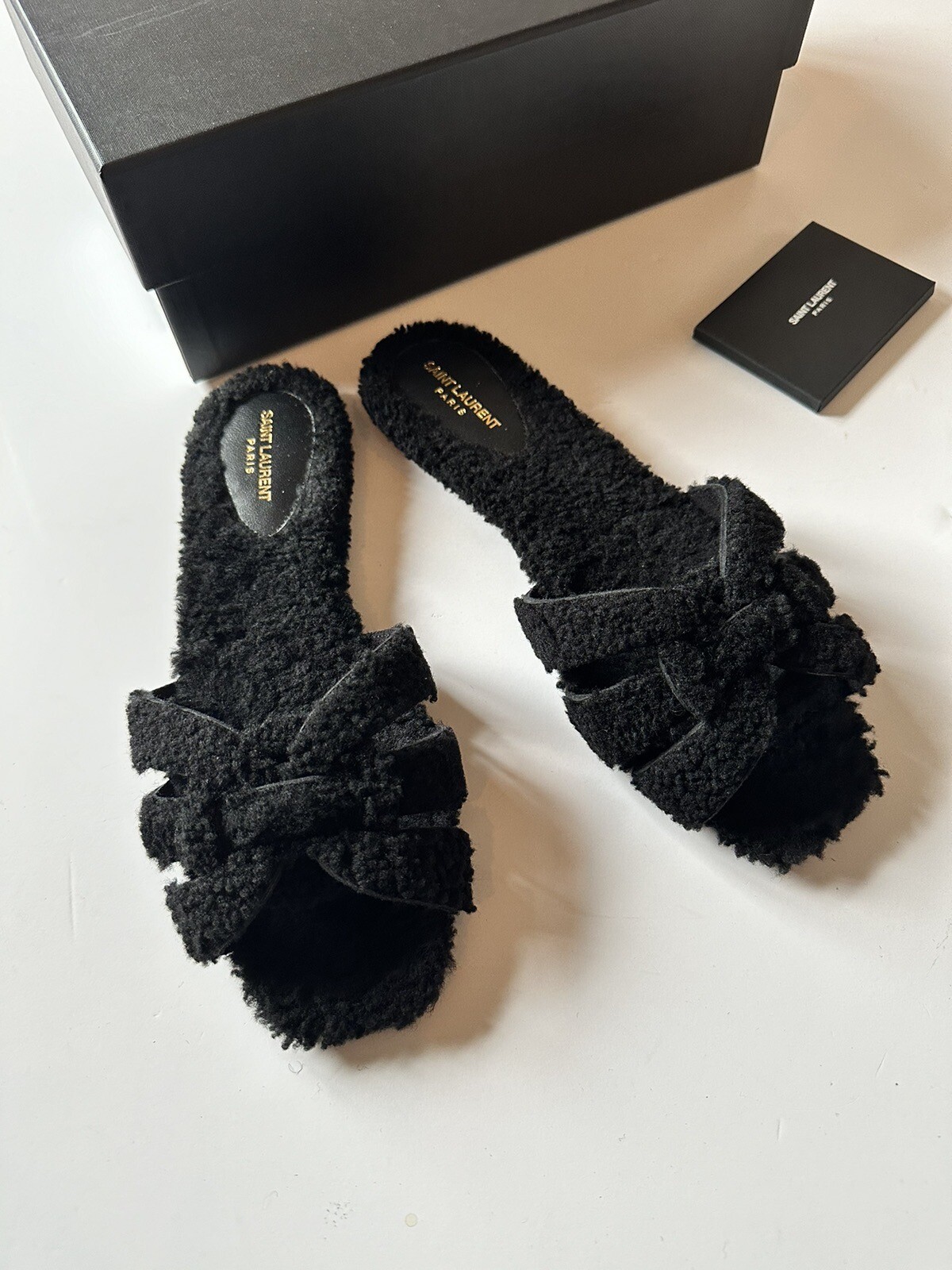 Sandali piatti Saint Laurent Tribute nero shearling 39 nuovi con scatola $695