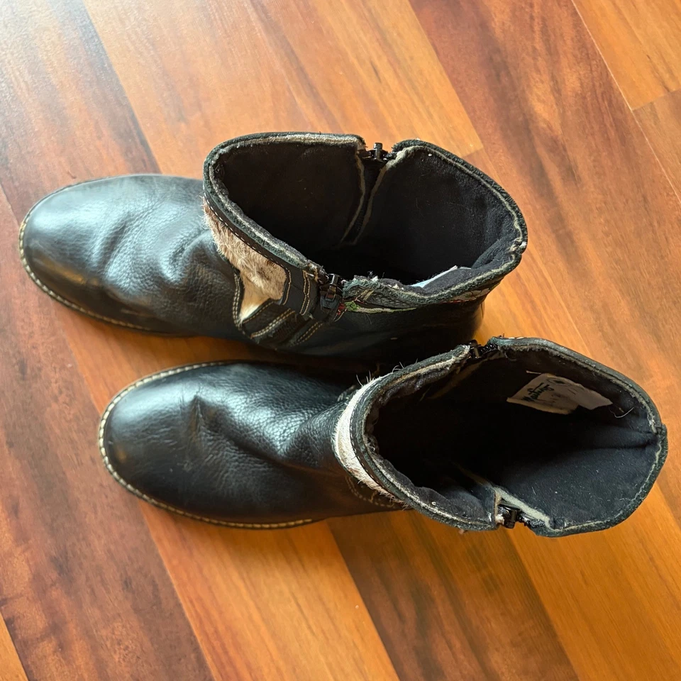 Botines Martino negros de cuero con adornos de piel bordados para mujer talla 11 Foto 3 de 4