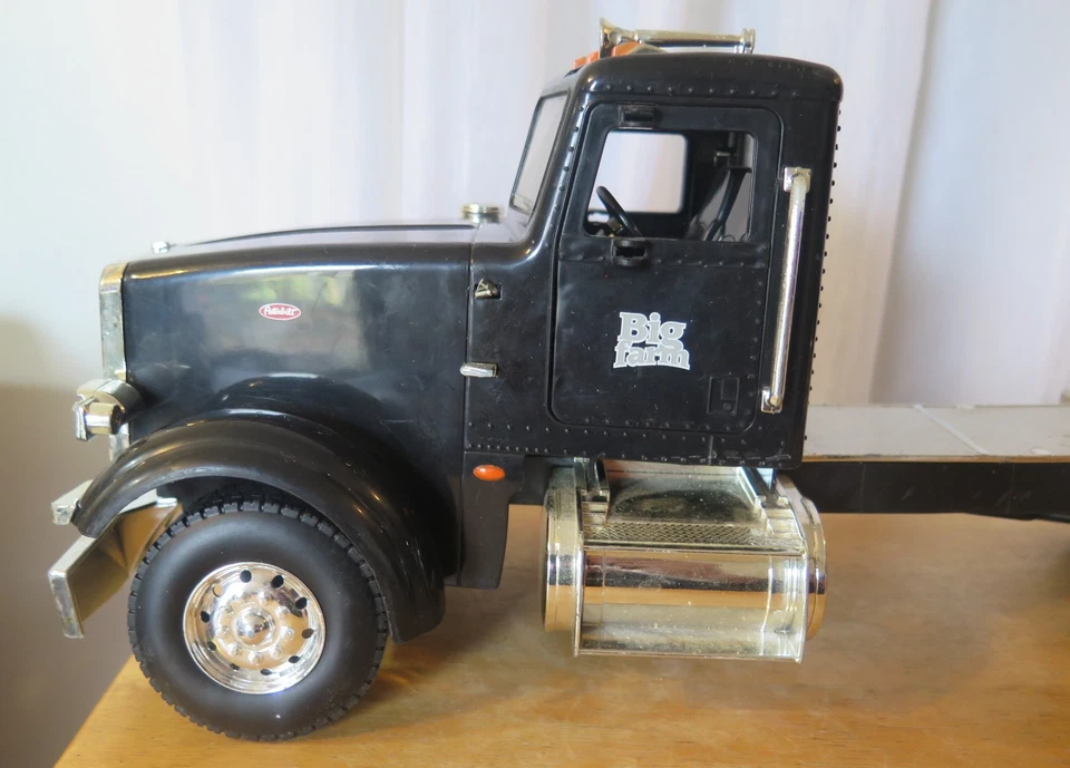 ERTL Big Farm 1:16 Scale Peterbilt Toy Semi Truck With Sound & Lights - Image 2 of 4