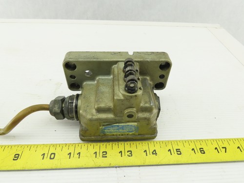 Honeywell LDV-5312DT 10A 125/250V 3 Way Plunger Roller Microswitch - 第 1/8 張圖片