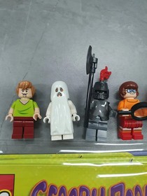 LEGO Scooby-Doo Mystery Mansion 75904 Assembly 1