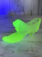 Boyd Art Glass Yellow Satin Vaseline Cat Head Slipper Shoe Button Daisy UV Glow